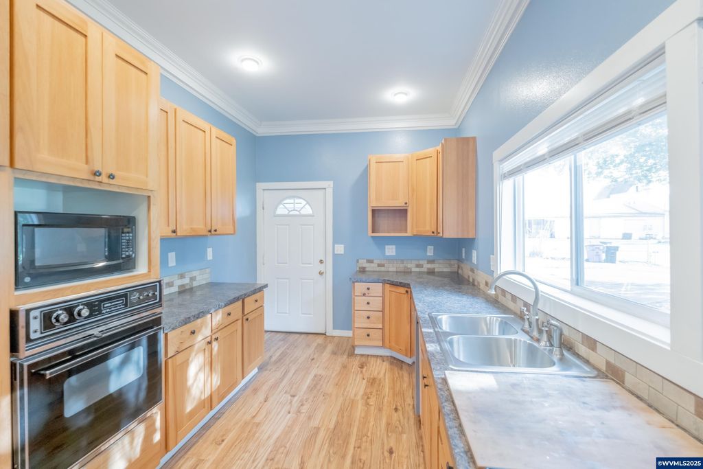 Image 16 of property listing at 329 Church St, Jefferson, OR 97352