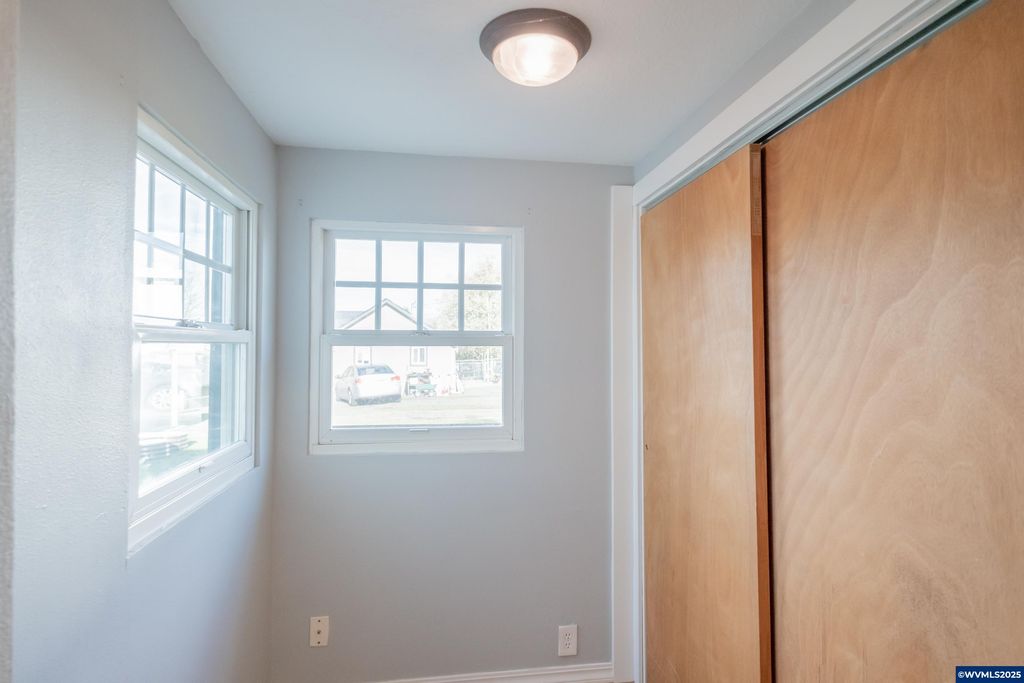 Image 18 of property listing at 329 Church St, Jefferson, OR 97352