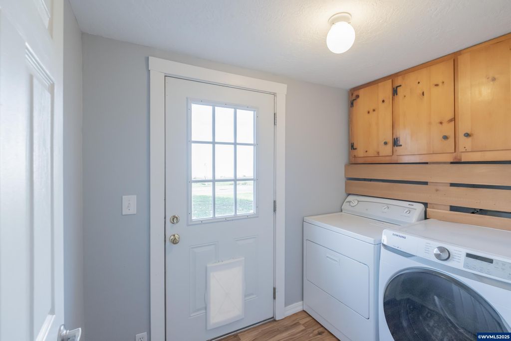 Image 19 of property listing at 329 Church St, Jefferson, OR 97352