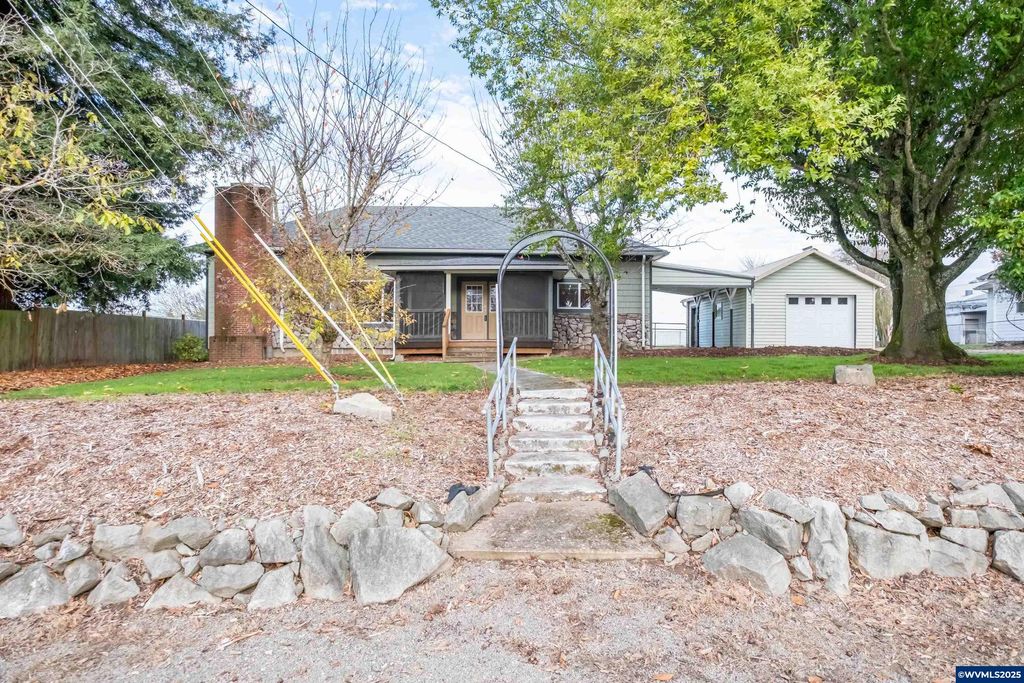 Image 2 of property listing at 329 Church St, Jefferson, OR 97352