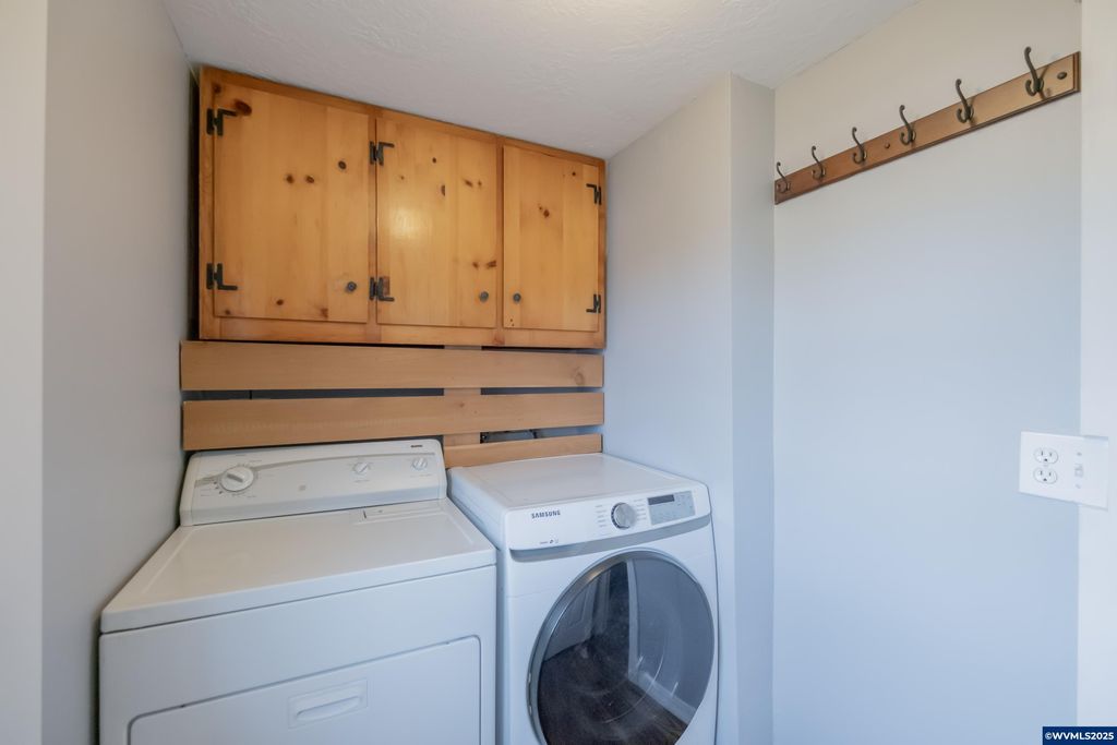 Image 20 of property listing at 329 Church St, Jefferson, OR 97352