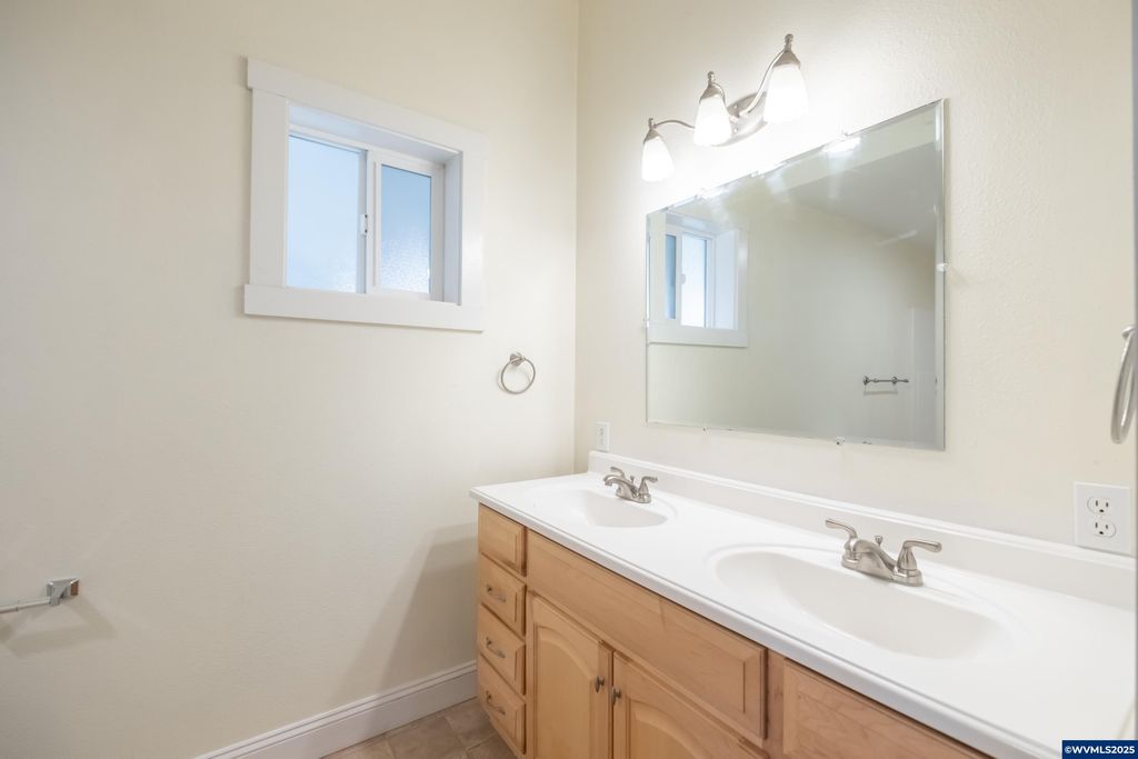 Image 21 of property listing at 329 Church St, Jefferson, OR 97352