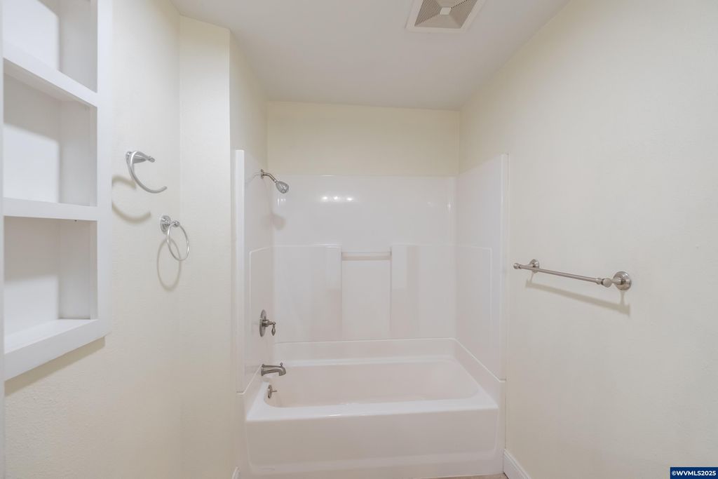 Image 23 of property listing at 329 Church St, Jefferson, OR 97352