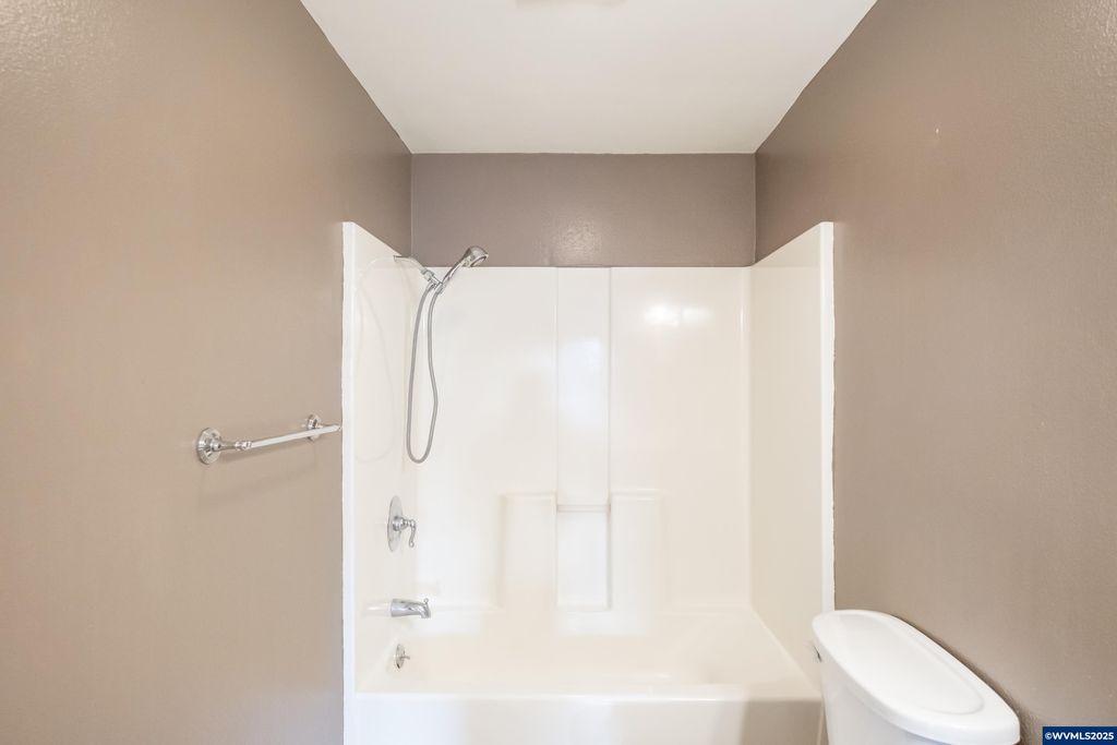 Image 28 of property listing at 329 Church St, Jefferson, OR 97352