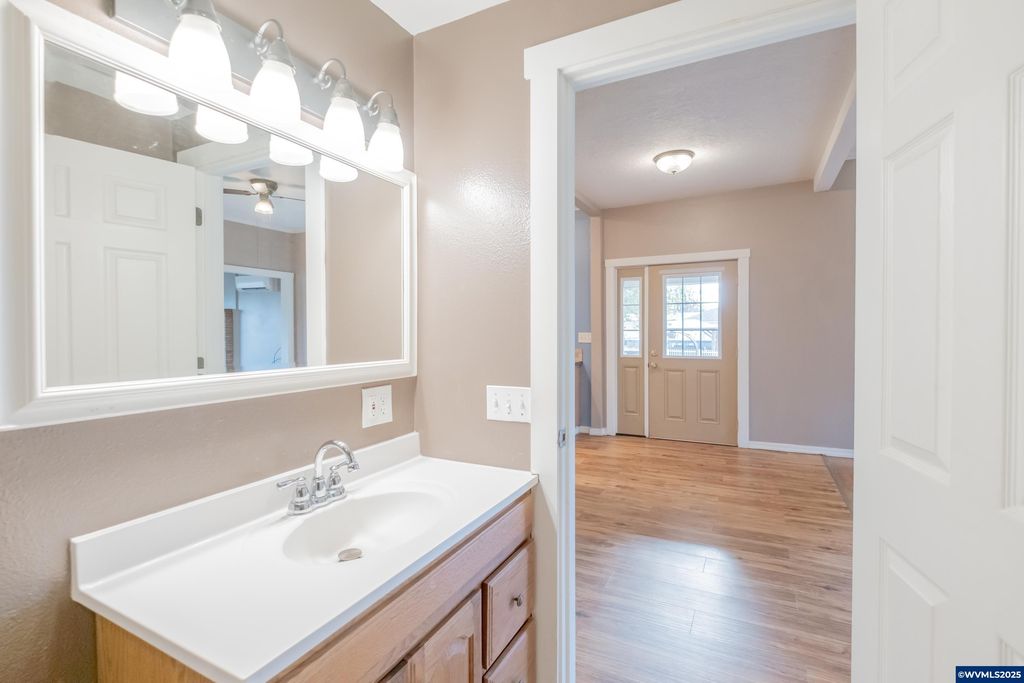 Image 29 of property listing at 329 Church St, Jefferson, OR 97352