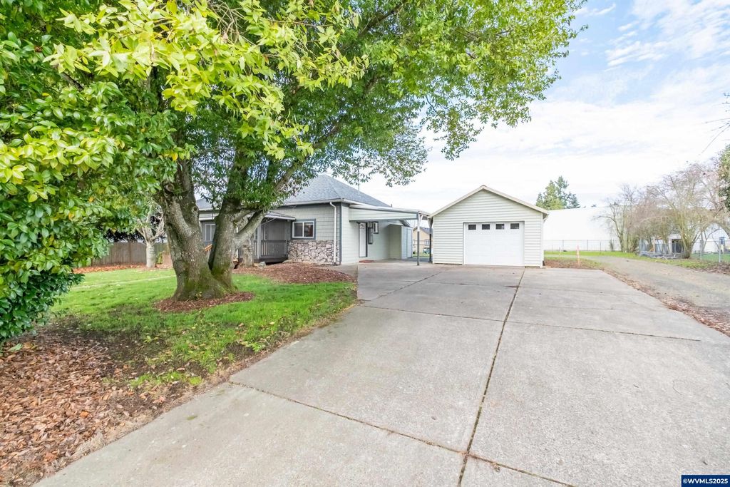 Image 30 of property listing at 329 Church St, Jefferson, OR 97352