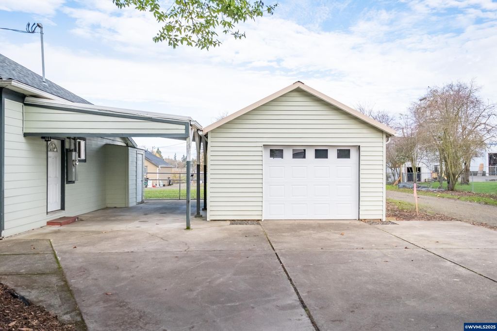 Image 31 of property listing at 329 Church St, Jefferson, OR 97352