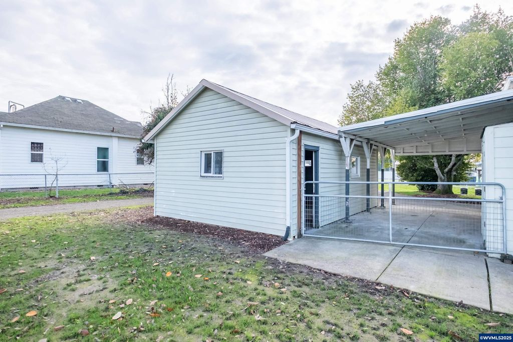 Image 32 of property listing at 329 Church St, Jefferson, OR 97352