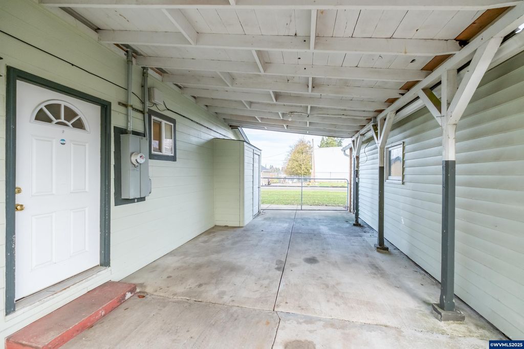 Image 33 of property listing at 329 Church St, Jefferson, OR 97352