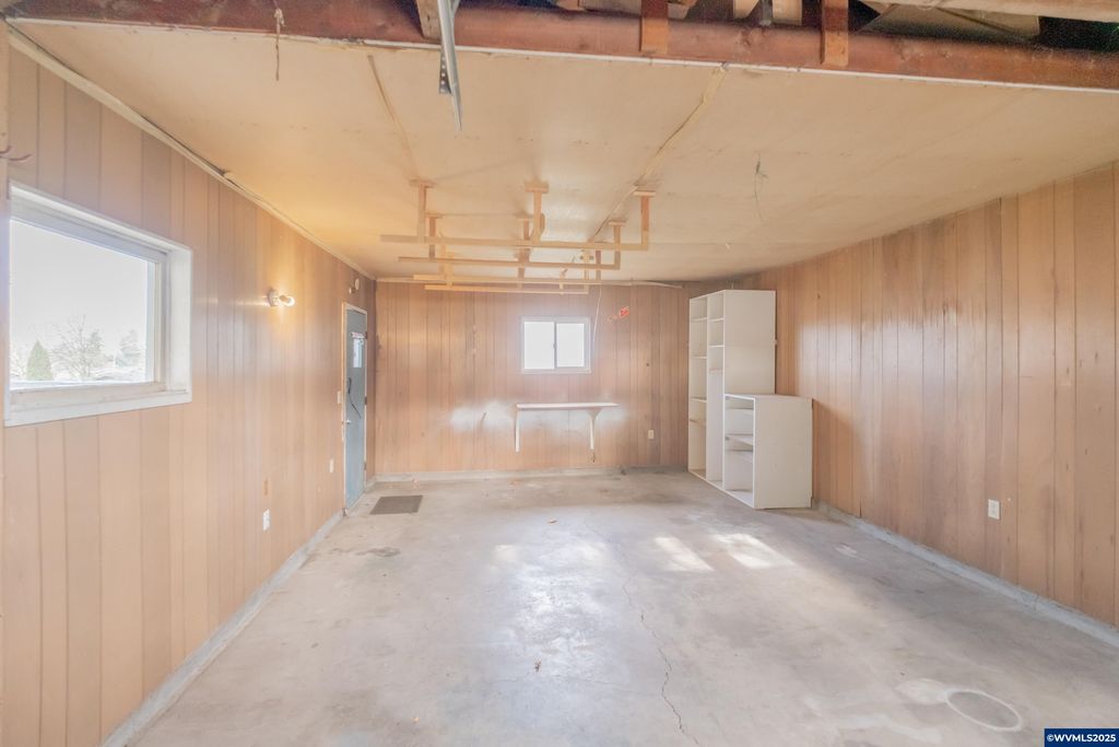 Image 34 of property listing at 329 Church St, Jefferson, OR 97352