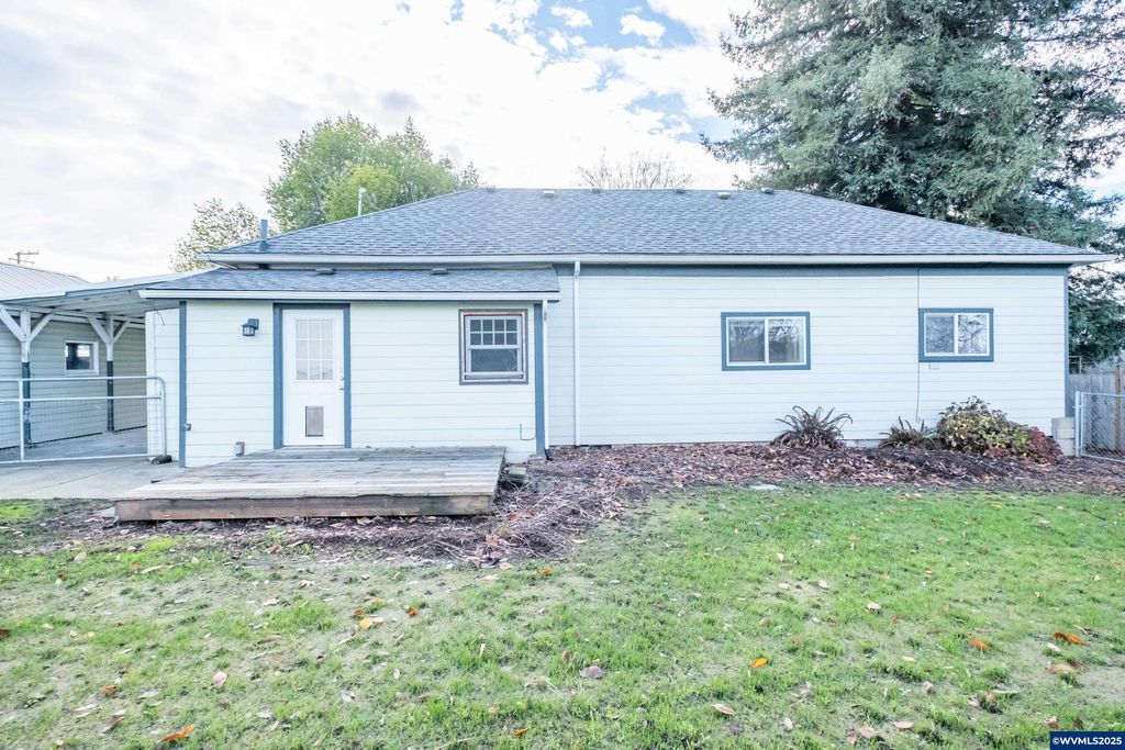 Image 35 of property listing at 329 Church St, Jefferson, OR 97352