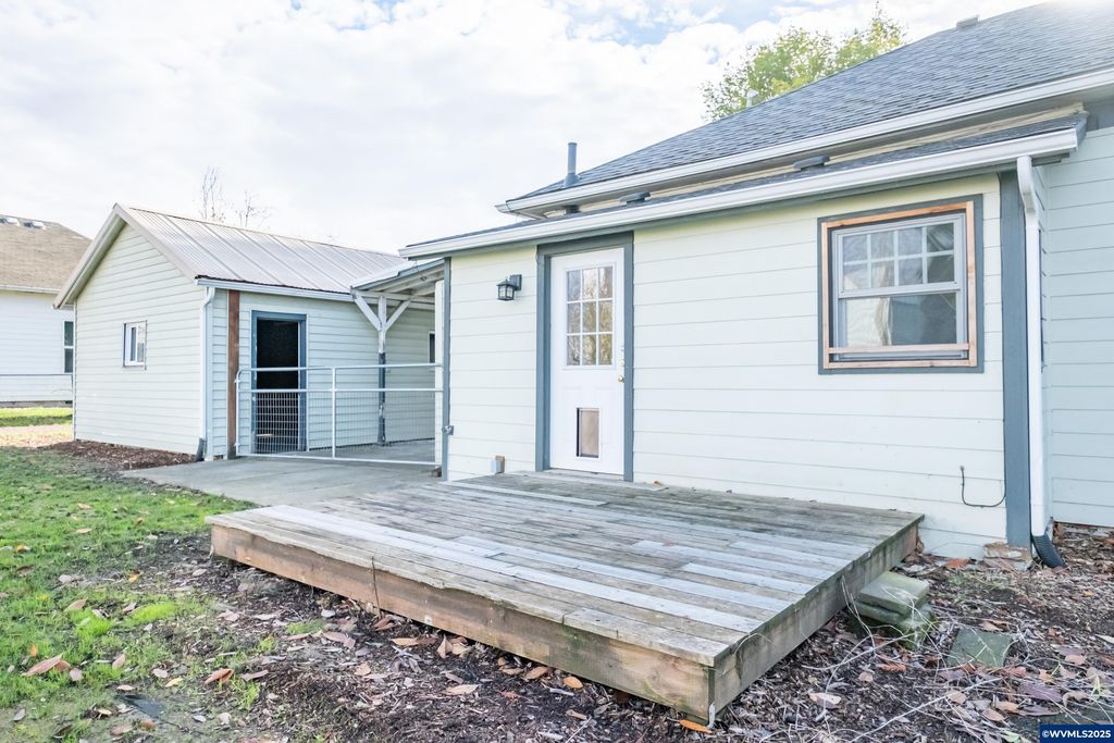 Image 37 of property listing at 329 Church St, Jefferson, OR 97352