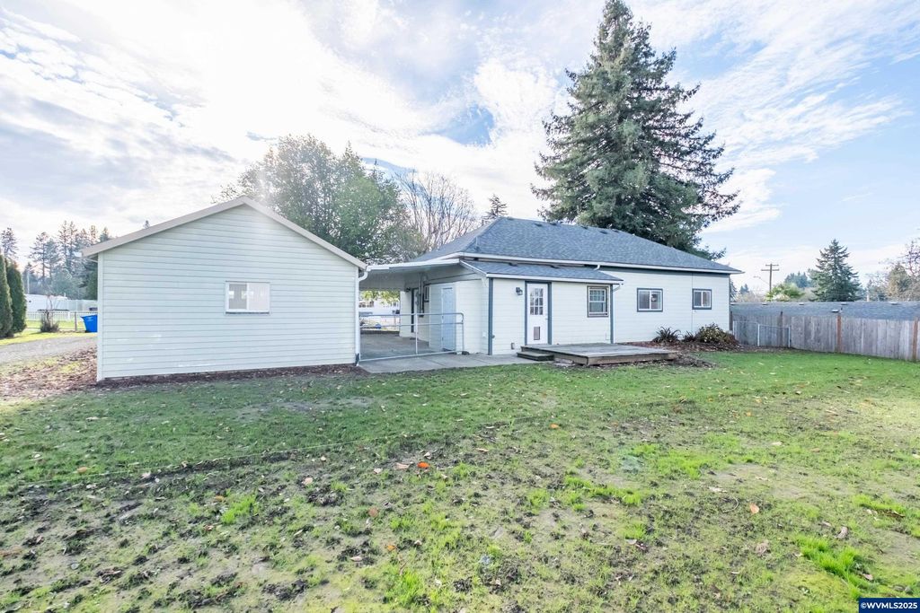 Image 38 of property listing at 329 Church St, Jefferson, OR 97352