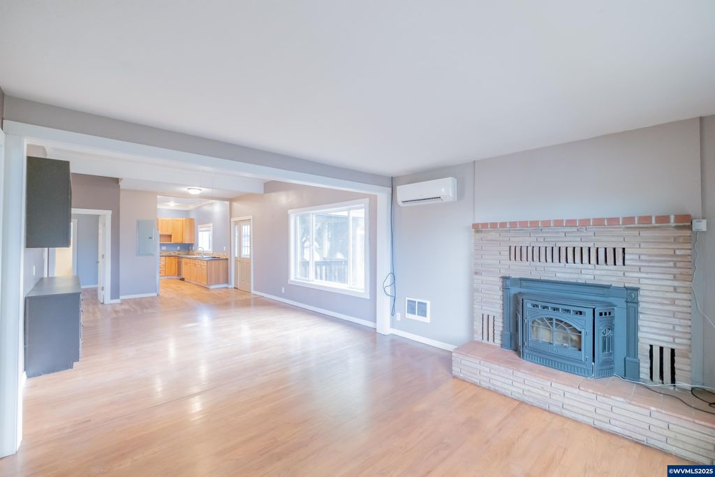 Image 7 of property listing at 329 Church St, Jefferson, OR 97352