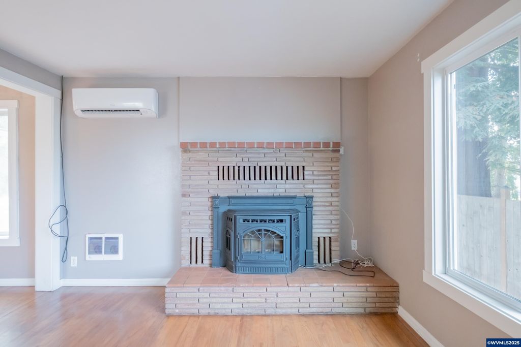 Image 8 of property listing at 329 Church St, Jefferson, OR 97352