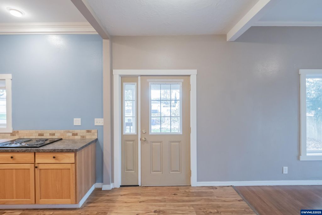 Image 9 of property listing at 329 Church St, Jefferson, OR 97352