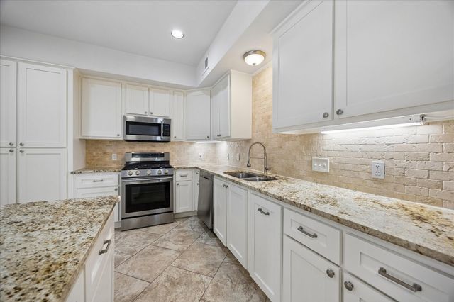56 Bayou Pointe Drive, Houston, TX 77063