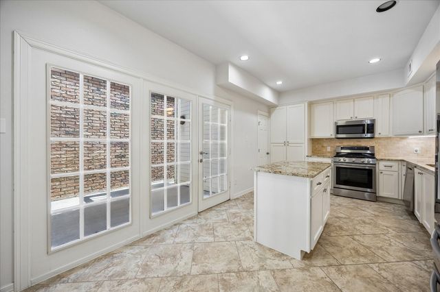 56 Bayou Pointe Drive, Houston, TX 77063