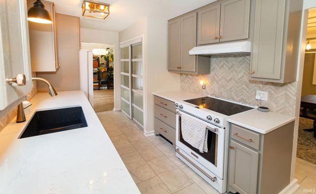 2920 Lake Valley Drive, Evansville, IN 47711