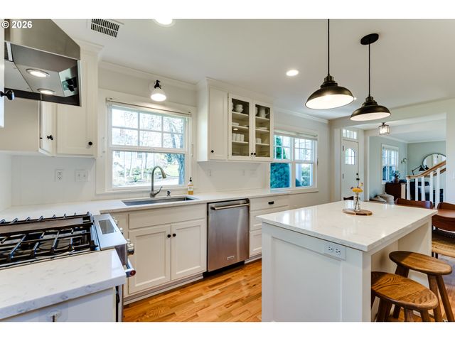 2096 CHARNELTON St, Eugene, OR 97405