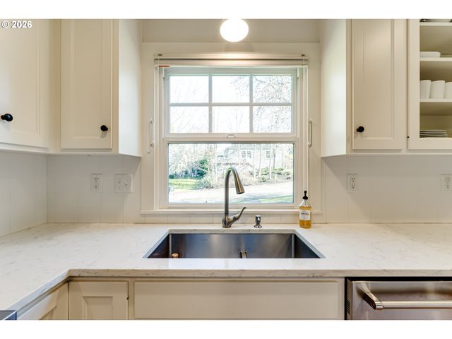 2096 CHARNELTON St, Eugene, OR 97405