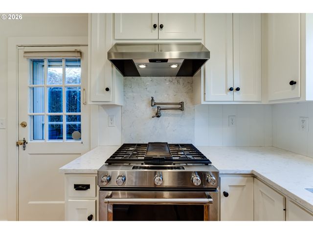 2096 CHARNELTON St, Eugene, OR 97405