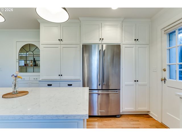 2096 CHARNELTON St, Eugene, OR 97405