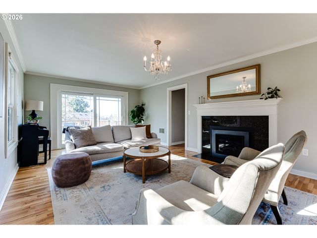 2096 CHARNELTON St, Eugene, OR 97405