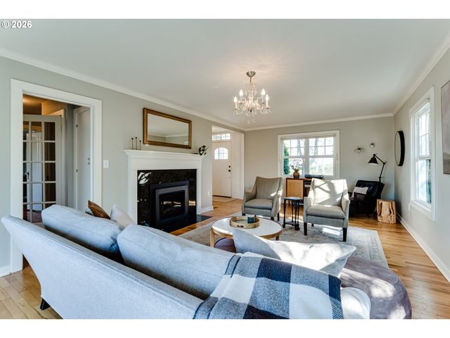 2096 CHARNELTON St, Eugene, OR 97405