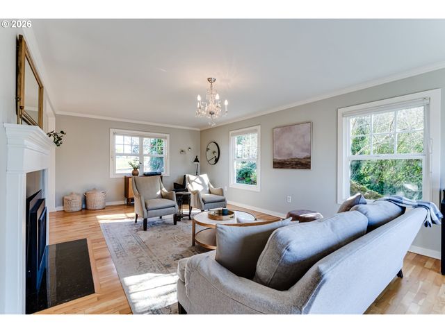 2096 CHARNELTON St, Eugene, OR 97405