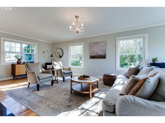 2096 CHARNELTON St, Eugene, OR 97405