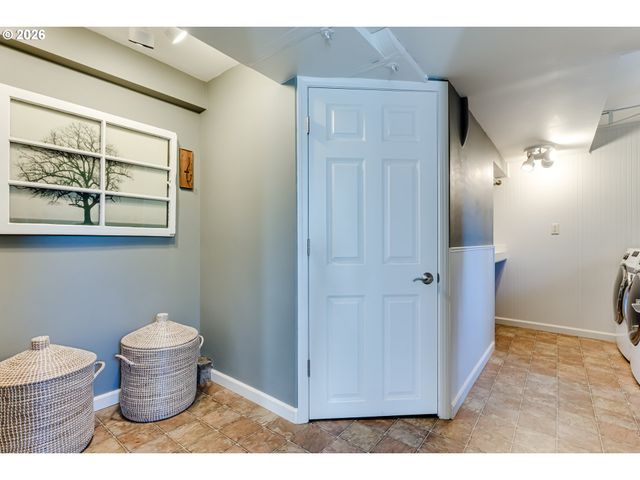 2096 CHARNELTON St, Eugene, OR 97405