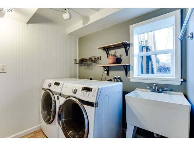 2096 CHARNELTON St, Eugene, OR 97405