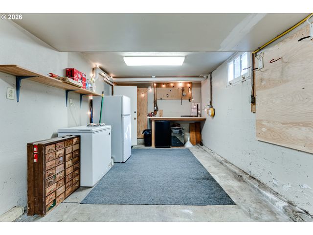 2096 CHARNELTON St, Eugene, OR 97405