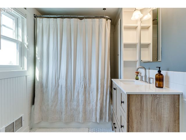 2096 CHARNELTON St, Eugene, OR 97405