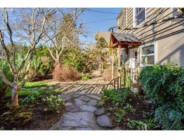 2096 CHARNELTON St, Eugene, OR 97405