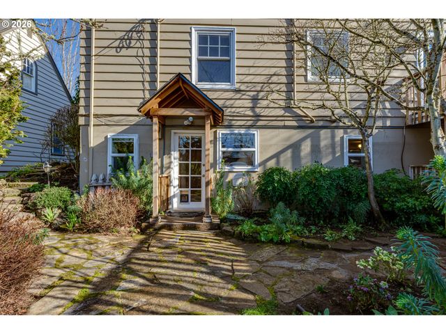 2096 CHARNELTON St, Eugene, OR 97405