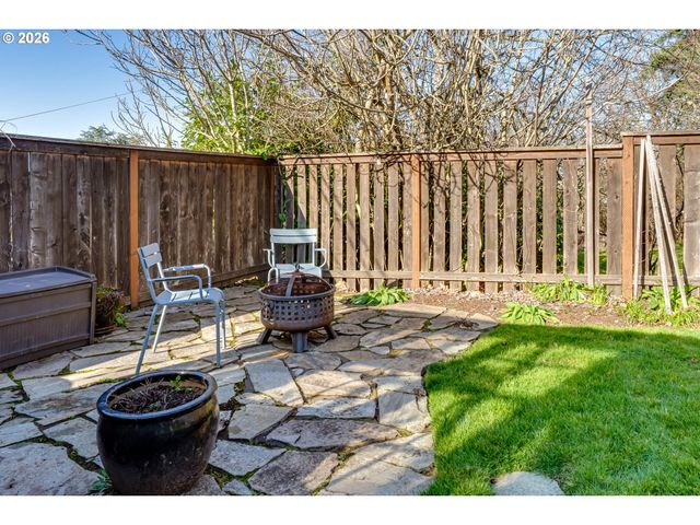 2096 CHARNELTON St, Eugene, OR 97405