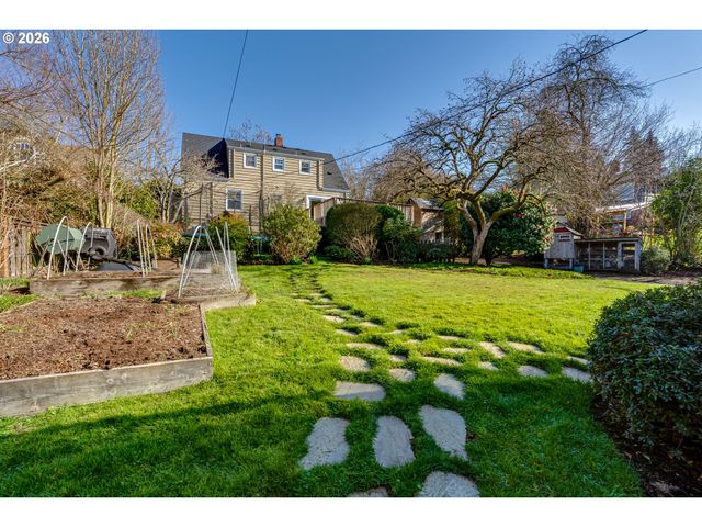 2096 CHARNELTON St, Eugene, OR 97405