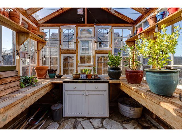 2096 CHARNELTON St, Eugene, OR 97405