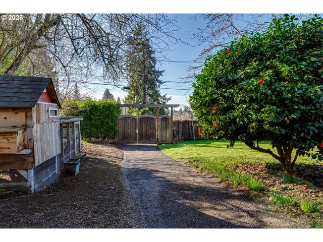 2096 CHARNELTON St, Eugene, OR 97405