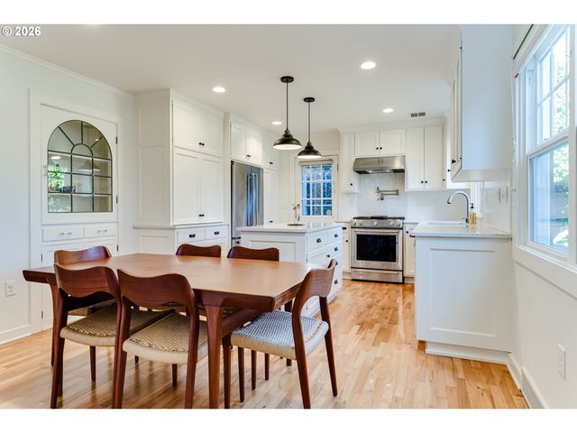 2096 CHARNELTON St, Eugene, OR 97405