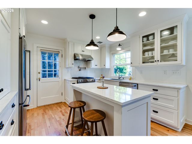 2096 CHARNELTON St, Eugene, OR 97405