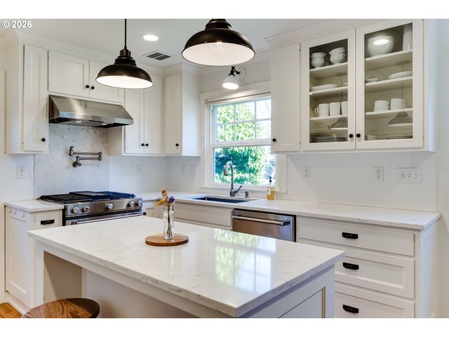 2096 CHARNELTON St, Eugene, OR 97405