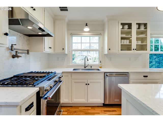 2096 CHARNELTON St, Eugene, OR 97405