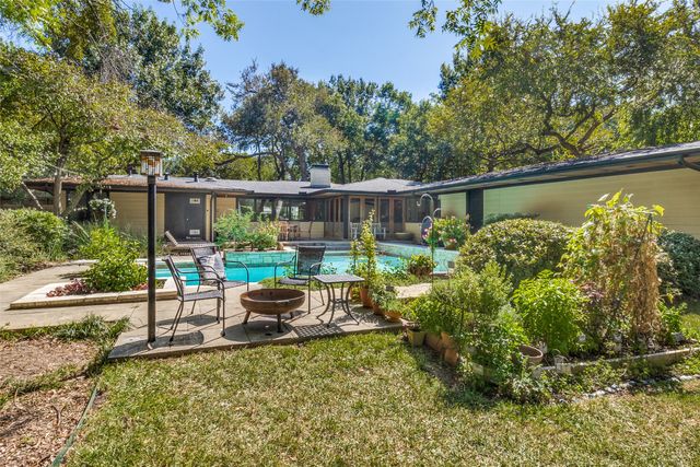 8231 Forest Hills Boulevard, Dallas, TX 75218