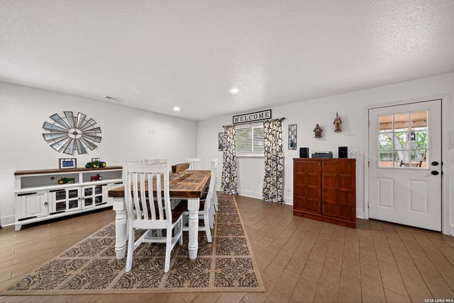 450 SPACEWAY DR, Windcrest, TX 78239