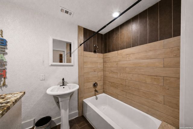 450 SPACEWAY DR, Windcrest, TX 78239