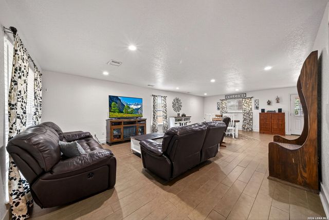 450 SPACEWAY DR, Windcrest, TX 78239