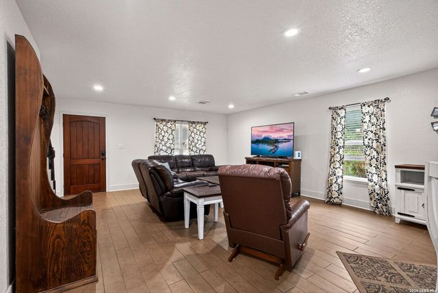 450 SPACEWAY DR, Windcrest, TX 78239